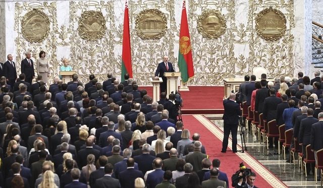 El presidente bielorruso, Alexander Lukashenko, prestó juramento para un sexto mandato en una ceremonia mantenida en secreto. Foto Ap