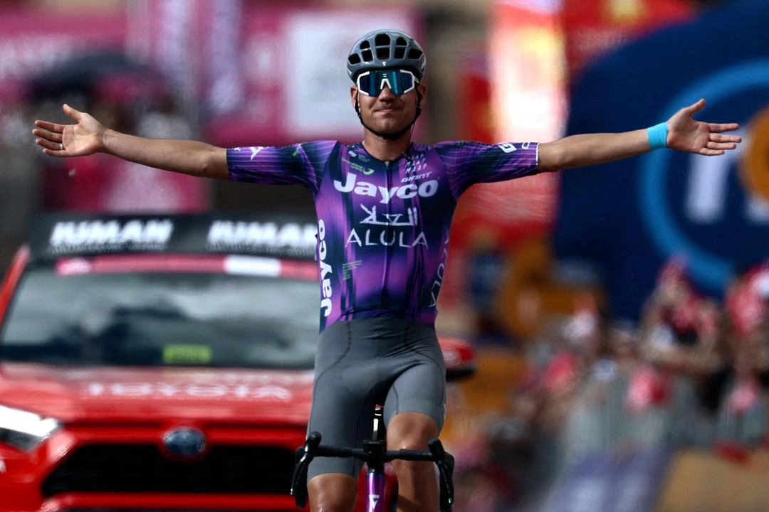 El australiano Luke Plapp llega a la meta en el primer lugar de la octava etapa del Giro de Italia, 38 segundos por delante de sus más cercanos competidores de la ruta, Diego Ulissi y Wilco Kelderman, el 17 de mayo de 2025. Foto 