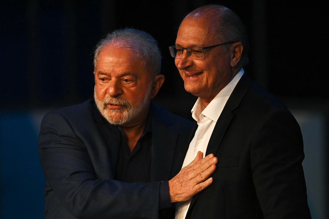Luiz Inácio Lula da Silva, mandatario electo de Brasil, y el vicepresidente Geraldo Alckmin, durante una reunión con el equipo de transición, ayer en Brasilia. Foto Afp