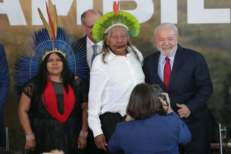 El presidente brasileño Luiz Inácio Lula da Silva junto con el líder indígena Raoni Metuktirw y la Ministra de los Pueblos Indígenas, Sonia Guajajara, durante el anuncio del plan para salvar el Amazonas, el 5 de junio de 2023. Foto Ap