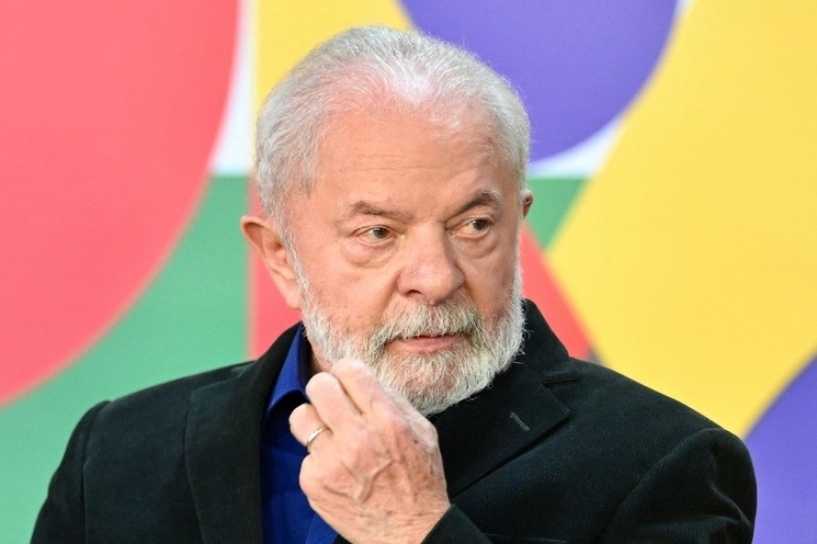 El presidente de Brasil, Luiz Inácio Lula da Silva, en la firma de una ley que aumenta el ajuste al salario mínimo, hace unos días, en el Palacio de Planalto. Foto Afp 
