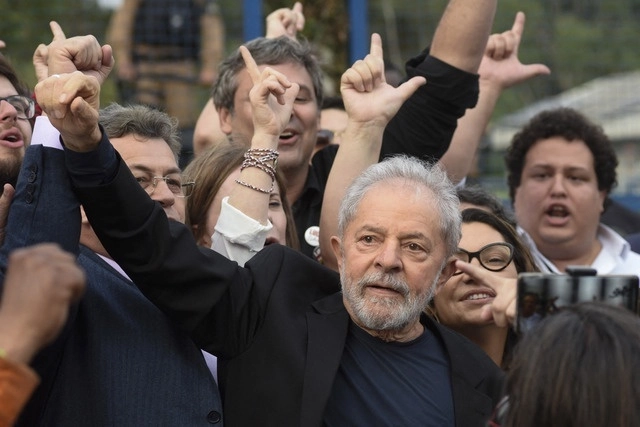 El ex presidente de Brasil, Luiz Inacio Lula da Silva, en Curitiba, en imagen del 8 de noviembre de 2019, a su salida de las oficinas de la Policía Federal. Foto Afp
