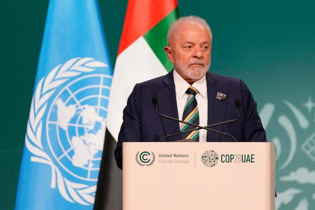 El presidente brasileño, Luiz Inácio Lula da Silva, confirmó en la cumbre de Dubai sobre el cambio climático que su país se sumará a la OPEP+, aunque con el objetivo de convencer a ese grupo de grandes exportadores de petróleo de abandonar los combustibles fósiles. Foto Ap