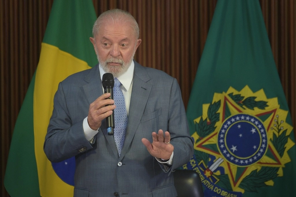 El presidente brasileño, Luiz Inácio Lula da Silva, criticó la decisión de un tribunal español que autorizó la libertad bajo fianza al ex futbolista Daniel Alves tras su condena por violación. En la imagen, en el Palacio de Planalto, en Brasilia, el 18 de marzo de 2024. Foto Xinhua