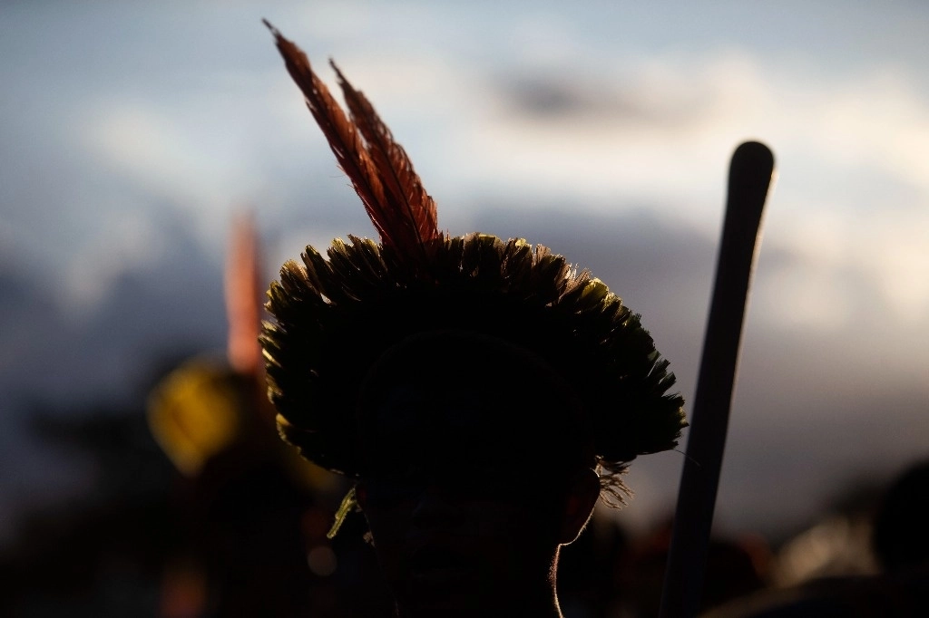 Un indígena participa en una marcha a favor de la demarcación de las tierras de los pueblos originarios, en el campamento 'Tierra Libre', en Brasilia, Brasil, el 28 de abril de 2023. Foto Afp