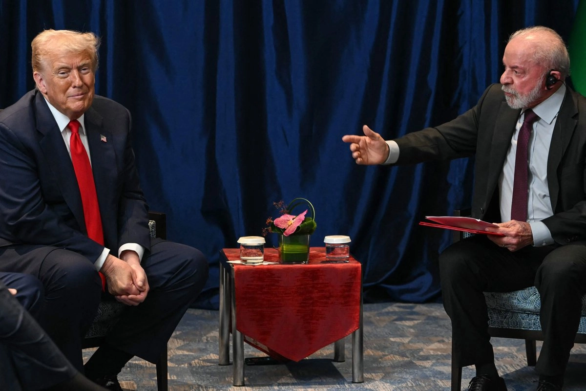 El presidente de Barasil, Luis Inácio Lula da Silva conversa con su homólogo estadunidense, Donald Trump, en el marco de la 47 Cumbre de la Asociación de Naciones del Sudeste Asiático (ASEAN), en Kuala Lumpur, Malasia, el 26 de octubre de 2025. Foto 