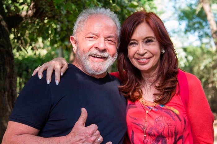 El presidente de Brasil Luiz Inácio Lula da Silva junto a la ex mandataria argentina, Cristina Fernández de Kirchner. Foto 