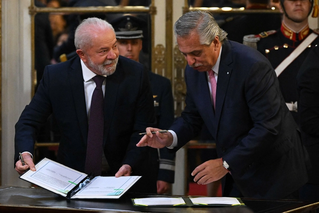 El presidente brasileño, Luiz Inácio Lula da Silva, y su par argentino, Alberto Fernández firmaron hoy un acuerdo en la Casa Rosada, en Buenos Aires. Foto Afp 