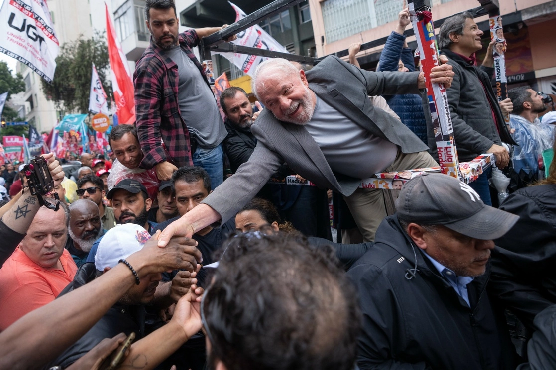 El expresidente de Brasil, Luiz Inácio Lula da Silva, le da la mano a un simpatizante mientras hace campaña un día antes de las elecciones generales del país, en Sao Paulo, Brasil, el sábado 1 de octubre de 2022. Foto Ap