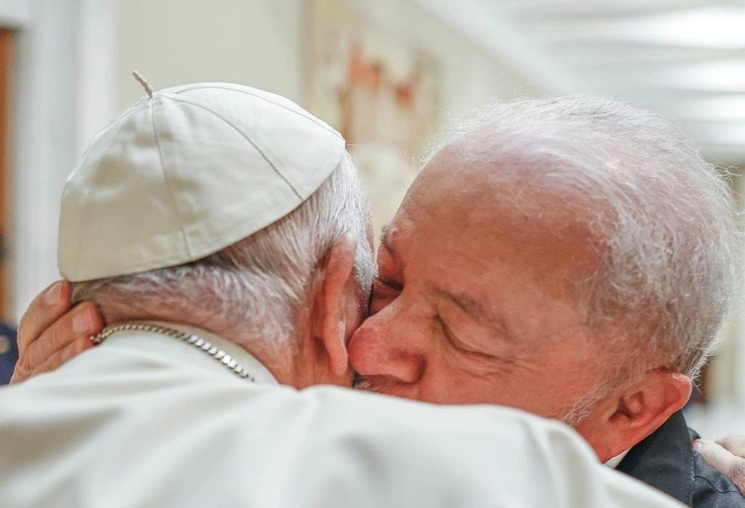 El presidente brasileño, Luiz Inácio Lula da Silva, rodeó con los brazos al papa Francisco y le dio un fuerte abrazo a su llegada, el 21 de junio de 2023. Foto Europa Press