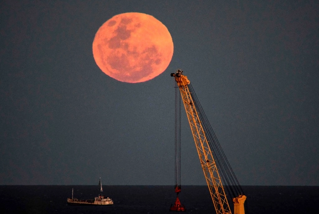 Aspectos de la luna en Buenos Aires, Argentina. Foto Afp