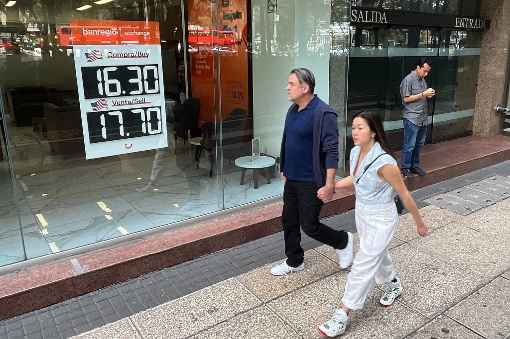 De acuerdo con datos del Banco de México el tipo de cambio operó entre los 17 y 17.16 pesos mexicanos por dólar. Foto José Antonio López