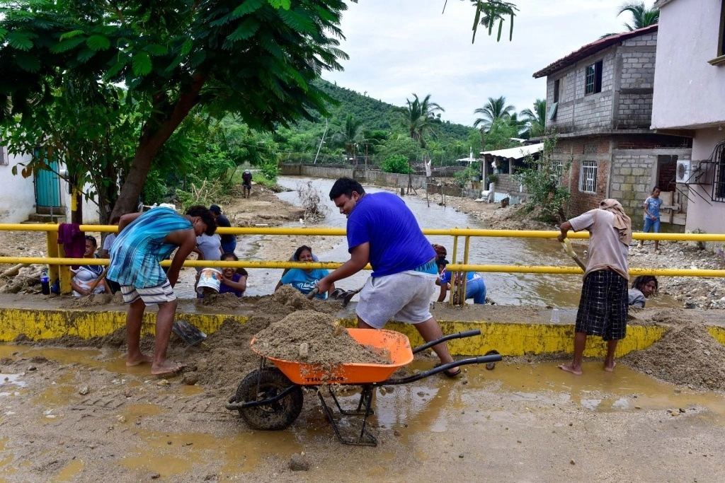 En Coyuca de Benítez, región Costa Grande de Guerrero, los habitantes requieren ayuda para desasolvar las casas y calles de la comunidad que quedaron enterradas por el lodo tras el paso de 'John'. Foto Cuartoscuro 