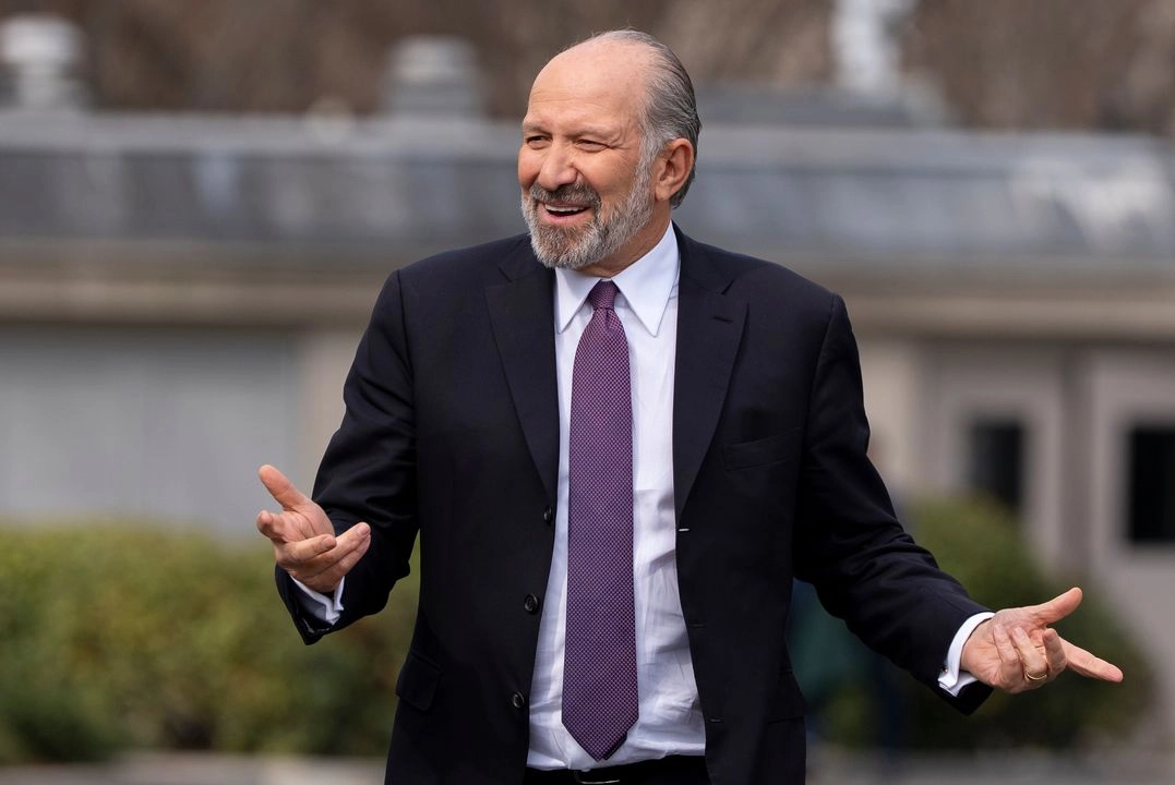 El secretario de Comercio, Howard Lutnick, habla con periodistas en la Casa Blanca, el jueves 13 de marzo de 2025, en Washington.  Foto