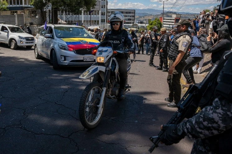"Lo asesinaron porque fue el único que se enfrentó a las mafias políticas y a los narcotraficantes", acusó Verónica Sarauz, esposa del candidato presidencial acribillado anteayer. En la imagen, policías escoltan en Quito el traslado del cuerpo del político a la morgue. Foto Ap