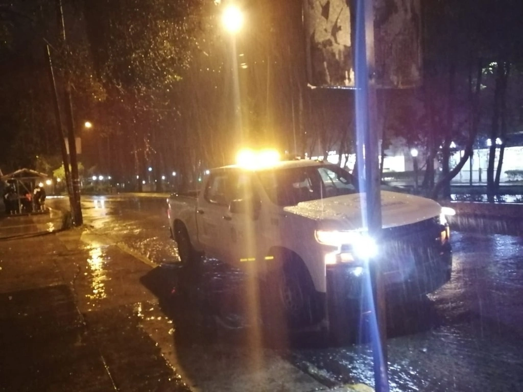 La Secretaría de Protección Civil de Veracruz realiza recorridos de monitoreo y atención por la lluvia registrada en Xalapa y municipios aledaños. Foto tomada del Twitter @PCEstatalVer 