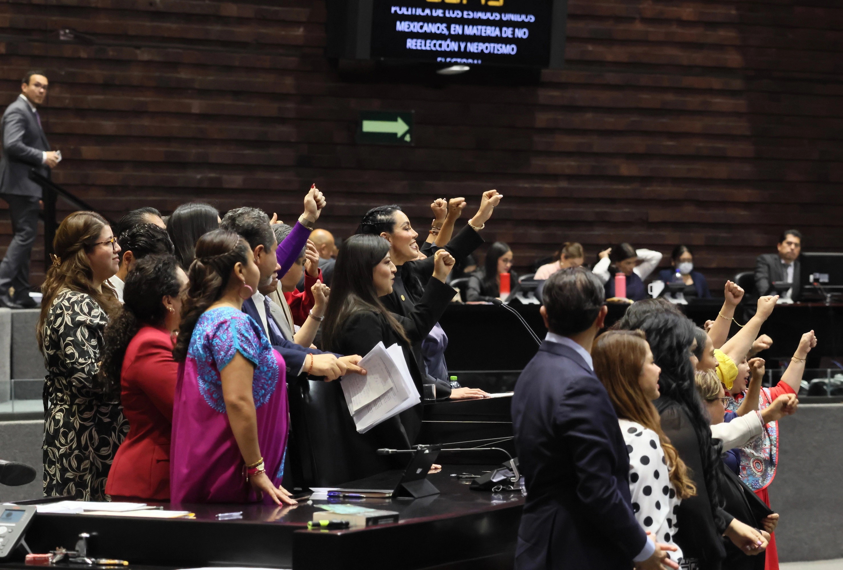 Entre acusaciones de prohijar el nepotismo en el Congreso, todas las bancadas de San Lázaro aprobaron el cambio a la iniciativa de la Presidenta, como determinó el Senado. Foto 