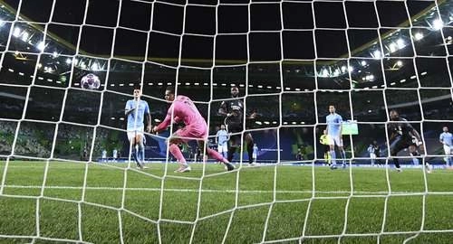 Moussa Dembélé (centro) logra su segunda anotación para sentenciar el pase a semifinales del equipo francés, instancia que no había alcanzado en una década.Foto Ap