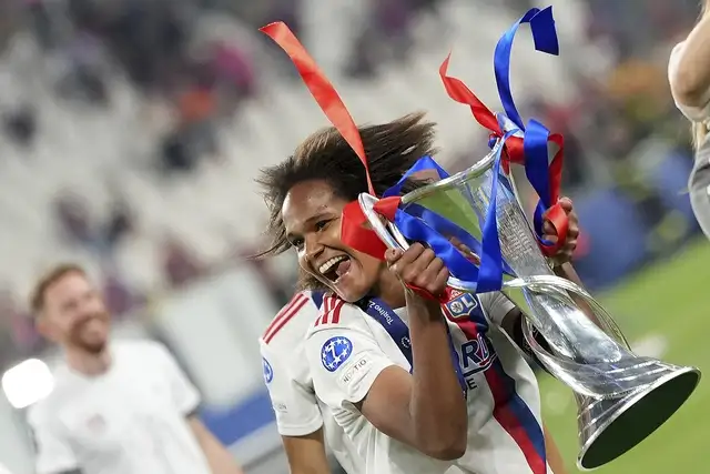 Jugadoras del Lyon celebran su octavo título de la Champions Femenina. Foto Afp