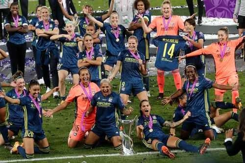Festejo en el vacío estadio Anoeta. El club francés ganó su séptima Orejona tras superar 3-1 al Wolfsburgo. Foto Afp