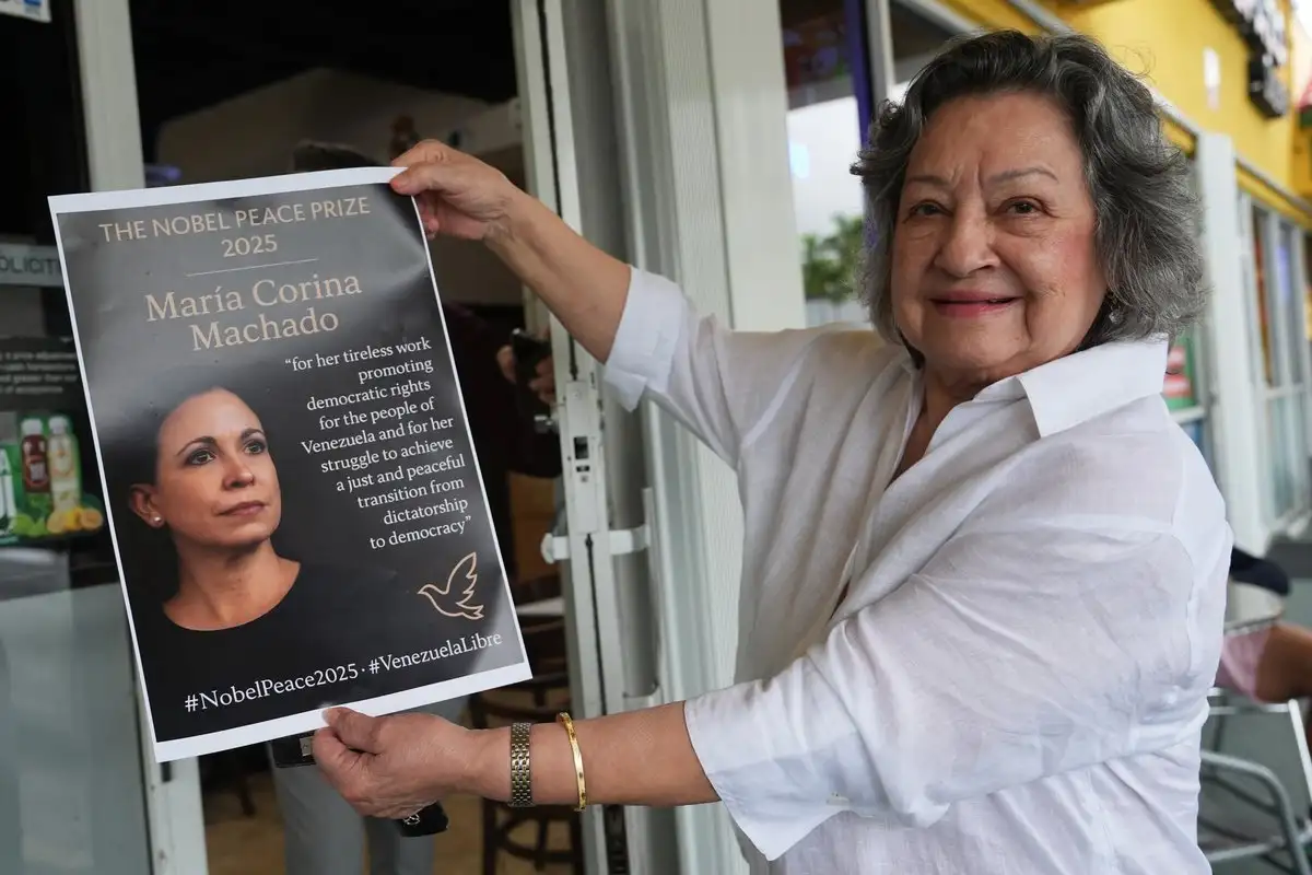 Cartel en apoyo a la victoria del Premio Nobel de la Paz de la líder opositora venezolana María Corina Machado,  en Doral, Florida, el 10 de octubre de 2025.