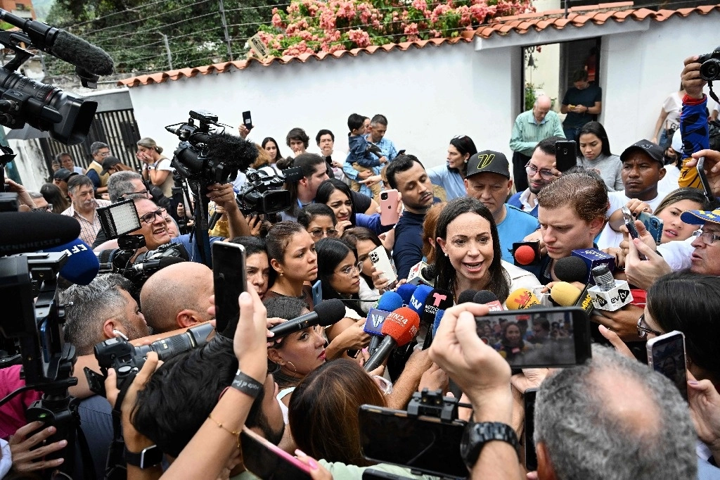 María Corina Machado habla con los medios de comunicación después de emitir su voto en un colegio electoral en Caracas durante las elecciones primarias de la oposición venezolana para seleccionar un candidato que enfrentará al presidente Nicolás Maduro en las elecciones del próximo año. Foto AFP 