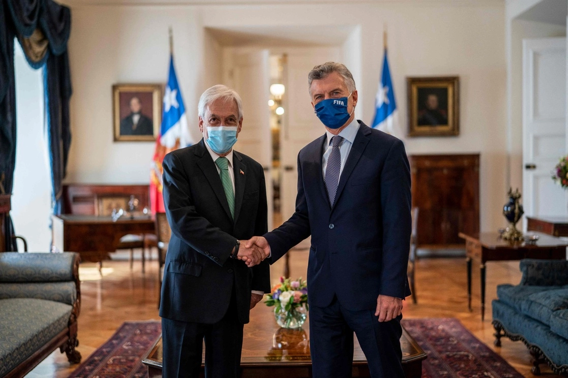 El presidente de Chile, Sebastián Piñera (a la izquierda), recibió en Santiago al ex gobernante de Argentina Mauricio Macri. Ambos están envueltos en escándalos judiciales. Foto Presidencia chilena vía Afp