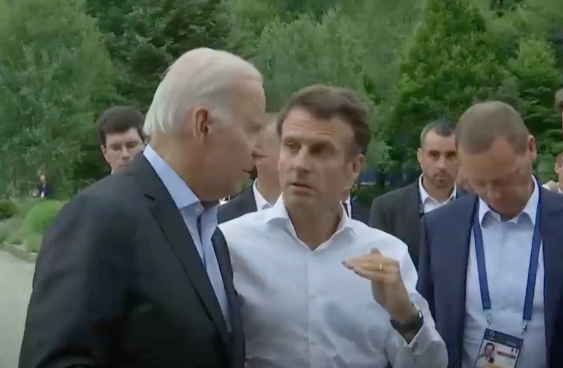 El presidente de Francia, Emmanuel Macron, conversa con su homólogo estadunidense, Joe Biden, sobre las alternativas para suplir el suministro de petróleo ruso. Captura de un video de Twitter