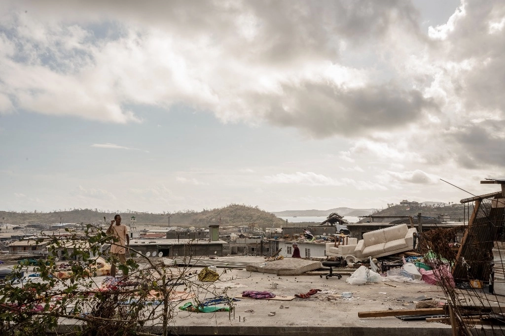 El potente fenómeno climático dejó al menos 35 muertos a su paso por este territorio francés. Foto Ap