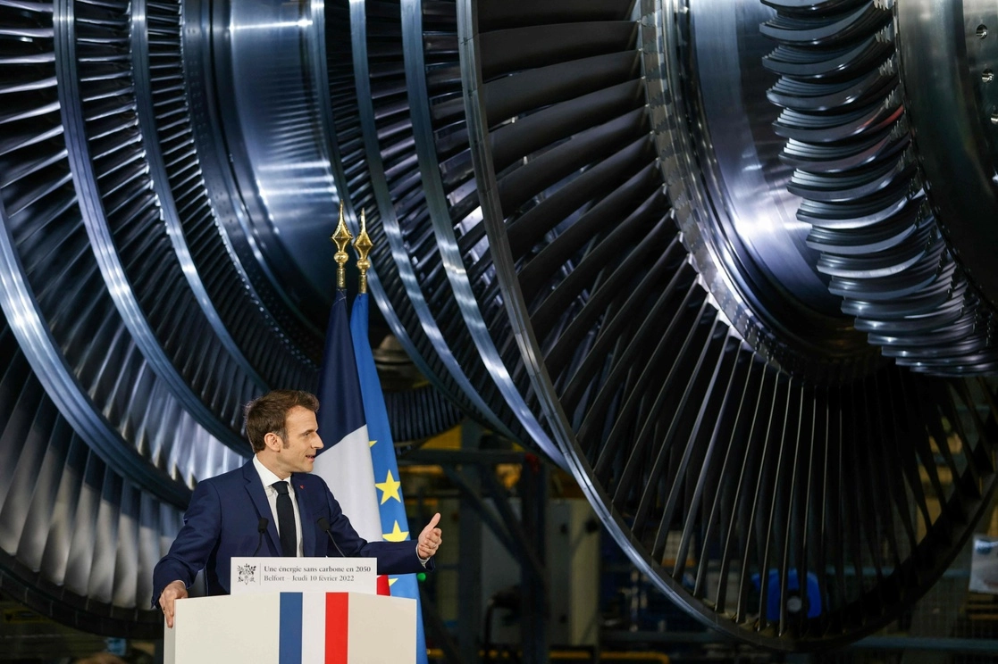 El presidente francés, Emmanuel Macron, en una fábrica de turbinas Arabelle, con las cuales se equipan reactores nucleares de empresas de EU. Foto Afp