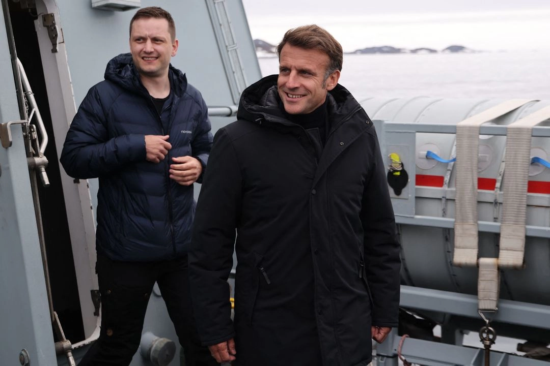 El presidente francés, Emmanuel Macron (derecha), y el primer ministro de Groenlandia, Jens-Frederik Nielsen, a bordo de la fragata danesa F363 Niels Juel en Nuuk, Groenlandia, el 15 de junio de 2025. Foto 