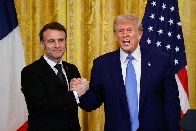El presidente de EU, Donald Trump junto con su homólogo francés, Emmanuel Macron. Foto Afp