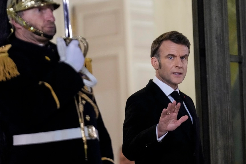 El presidente francés, Emmanuel Macron, hace un gesto antes de recibir al primer ministro húngaro, Viktor Orban, en el Palacio del Elíseo, en París, el miércoles 5 de marzo de 2025.