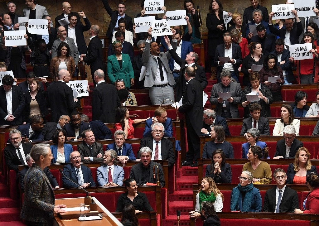 "No podemos hacer apuestas sobre el futuro de nuestras pensiones", dijo la primer ministra Élisabeth Borne quien, ante el temor de no lograr los votos legislativos necesarios para la reforma, activó el artículo 49.3 de la Constitución en una caótica sesión de la Asamblea Nacional. Foto Afp