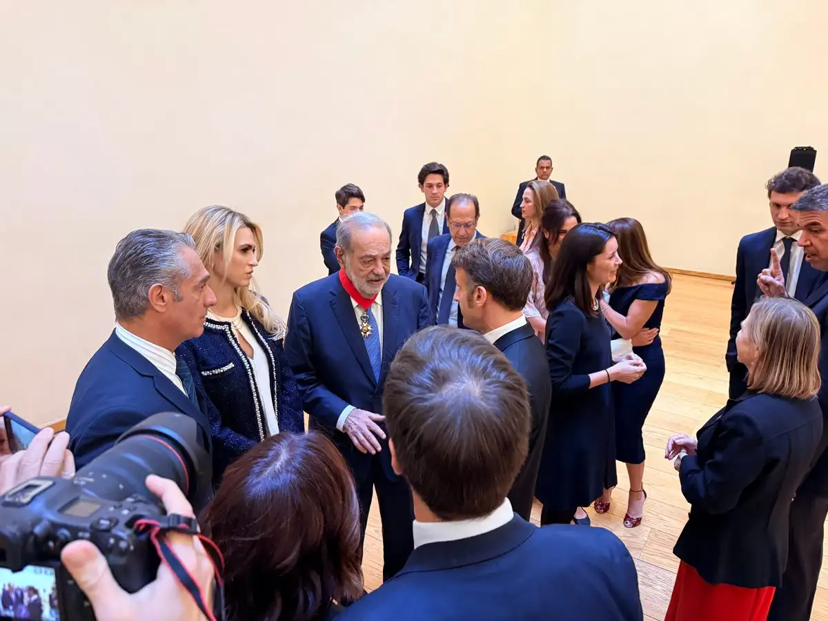 Macron sostuvo un segundo acercamiento con el sector privado del país en el Club de Industriales, espacio en el que también entregó la condecoración de la Legión de Honor Francesa a Carlos Slim Helú.