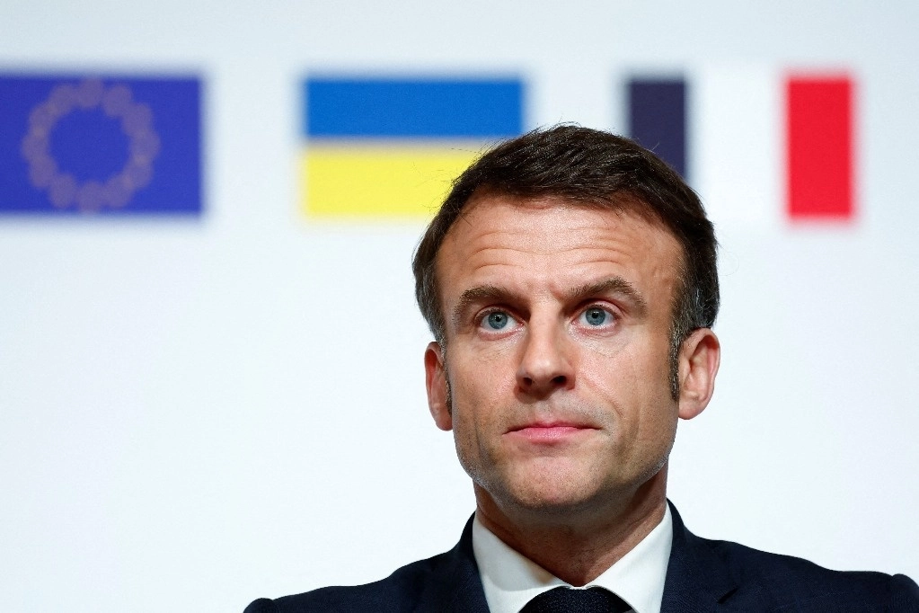 El presidente francés Emmanuel Macron observa durante una conferencia de prensa al final de la conferencia internacional destinada a fortalecer el apoyo occidental a Ucrania, en el palacio presidencial del Elíseo en París, el 26 de febrero de 2024. Foto Afp