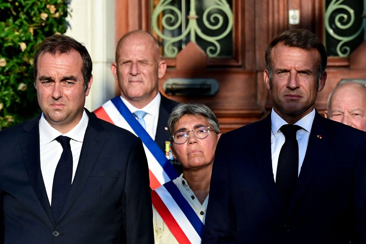El presidente Emmanuel Macron (D) renovó el nombramiento de Sébastien Lecornu (I) como primer ministro la noche del 10 de octubre de 2025, cuatro días después de su dimisión, según anunció la presidencia en un comunicado. Foto 