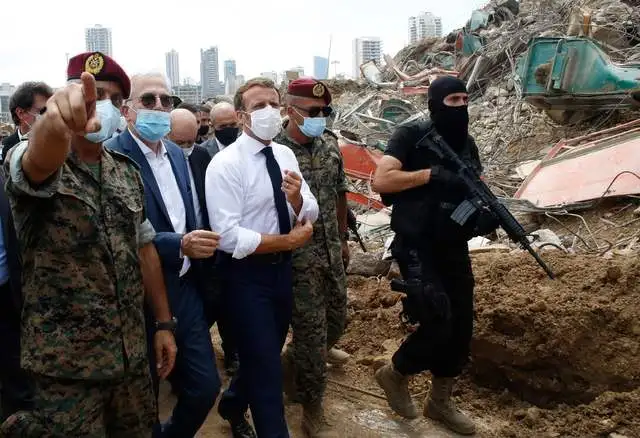 El presidente francés, Emmanuel Macron, el primer jefe de Estado que visita Líbano tras las explosiones, se dirigió primero al puerto y luego al barrio de Gemmayze, devastado por la tragedia. Foto Afp 