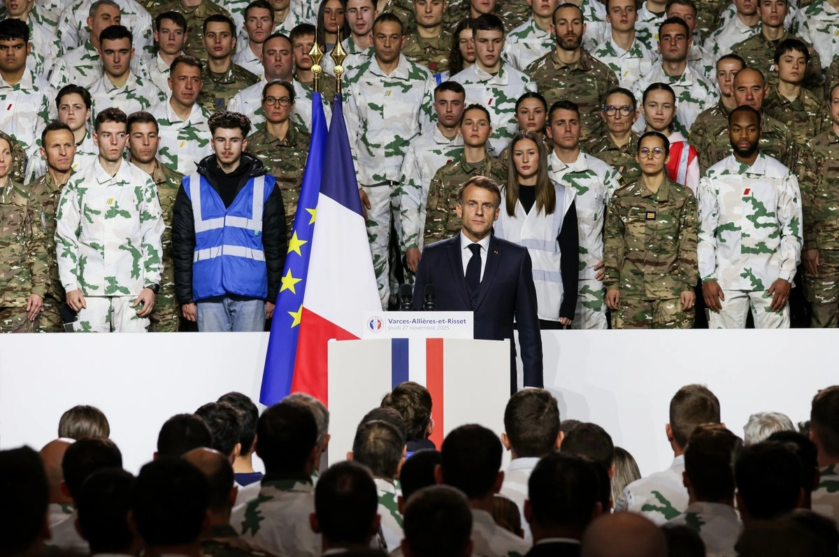El presidente de Francia, Emmanuel Macron, presentó el nuevo servicio militar nacional en la base militar de Varces, en los Alpes franceses, el 27 de noviembre de 2025. Foto 
