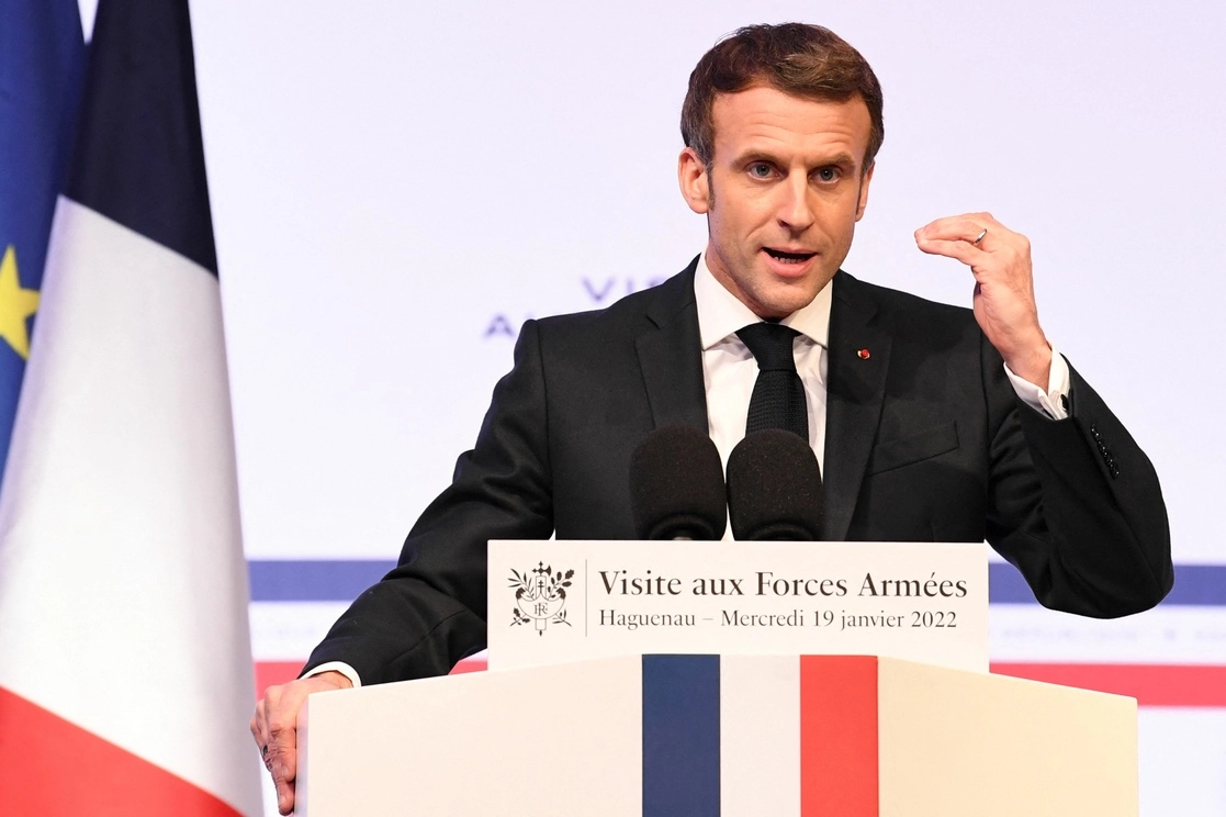 El presidente francés, Emmanuel Macron, pronuncia un discurso ante las fuerzas armadas de su país en el campo militar de Oberhoffen en Haguenau. Foto Afp