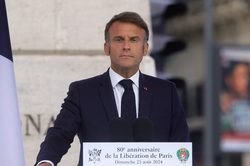 El presidente francés, Emmanuel Macron, pronuncia un discurso durante una ceremonia conmemorativa del 80 aniversario de la Liberación de París junto a la plaza Denfert Rochereau, en París, el 25 de agosto de 2024.  Foto Afp