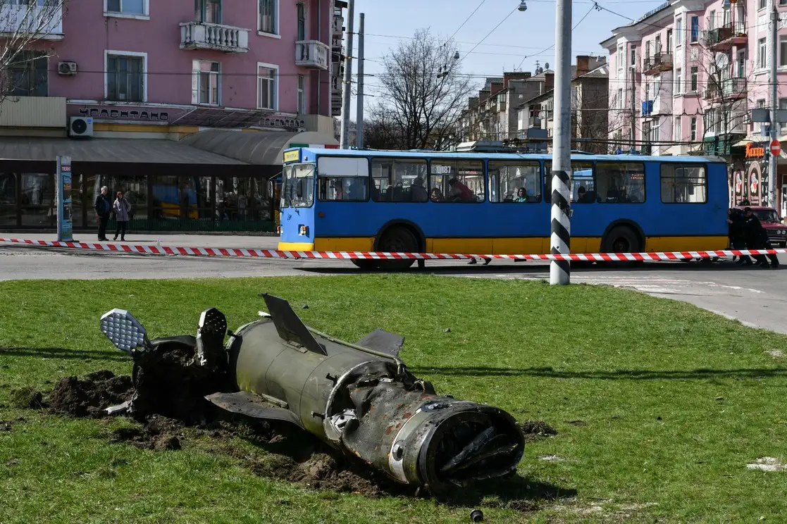 Un fragmento de un misil Tochka-U yace en el suelo luego de un ataque en la estación de tren en Kramatorsk, Ucrania. Foto Ap 