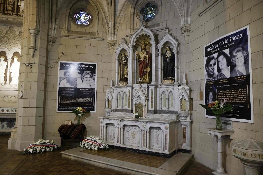 Emmanuel Macron presidente de Francia visitó la Iglesia de la Santa Cruz para rendir  homenaje a las dos monjas francesas Leonie Duquet y Alice Domon asesinadas durante la dictadura Argentina. Foto Afp