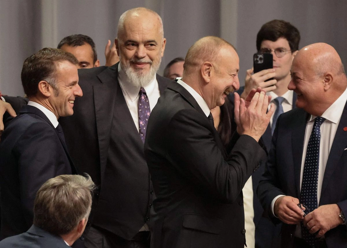 (De izq. a der.) El presidente de Francia, Emmanuel Macron; el primer ministro de Albania, Edi Rama; el presidente de Azerbaiyán, Ilham Aliyev; y el canciller de Austria, Christian Stocker, se ríen entre sí durante una sesión de trabajo de la 7.ª Cumbre de la Comunidad Política Europea (CPE) en el Bella Center de Copenhague, el 2 de octubre de 2025. Foto