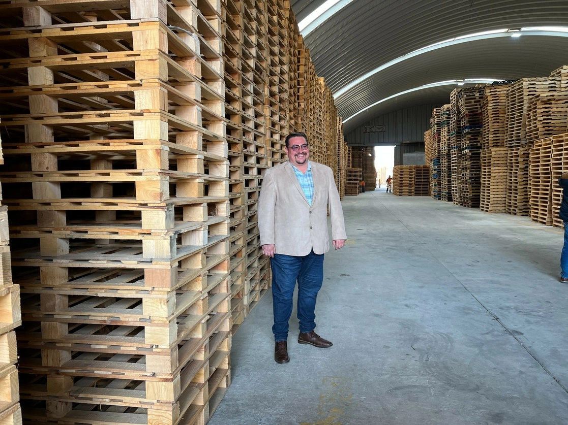 El presidente de Canaima, Marco Antonio Ruiz Ruiz en la planta de Induamark en Lerma de Villada. Foto Alejandro Alegría