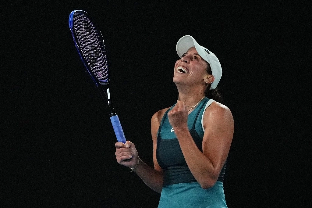 Madison Keys eliminó por 5-7, 6-1, 7-6 (10-8) a Iga Swiatek en una semifinal del Abierto de Australia de alta intensidad y calidad, el 23 de enero de 2025. Foto Ap