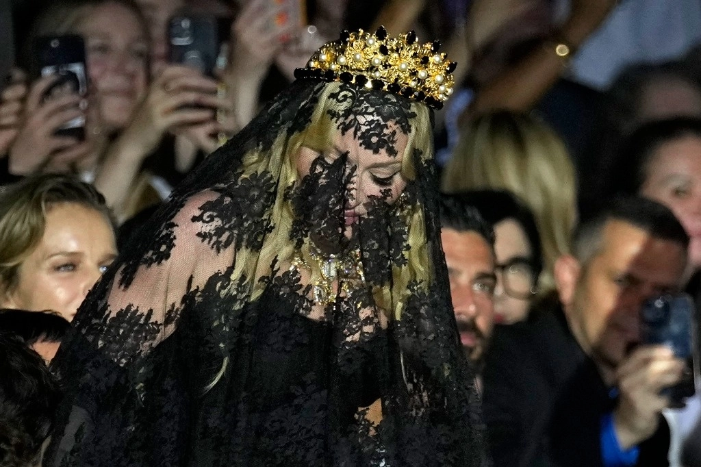 La reina del pop, Madonna, se sentó en primera fila durante el desfile de Dolce & Gabbana en la Semana de la Moda de Milán, Italia. Foto Ap 