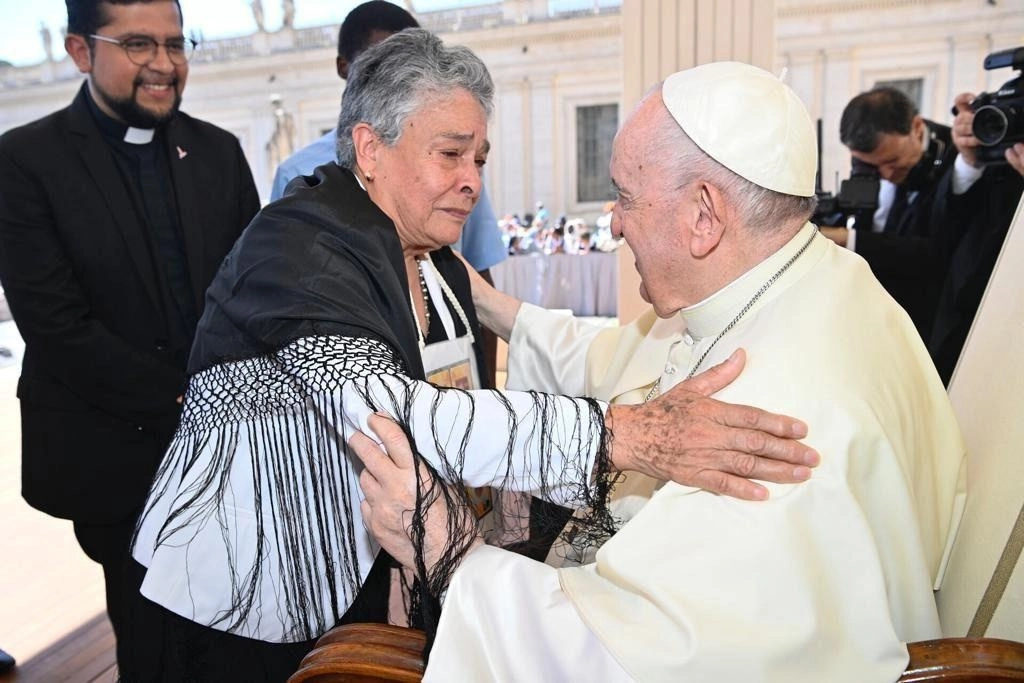 María Herrera Magdaleno y el papa Francisco durante la entrega de la misiva en el Vaticano, el 25 de mayo de 2022. Foto cortesía del Centro de Derechos Humanos Miguel Agustín Pro Juárez