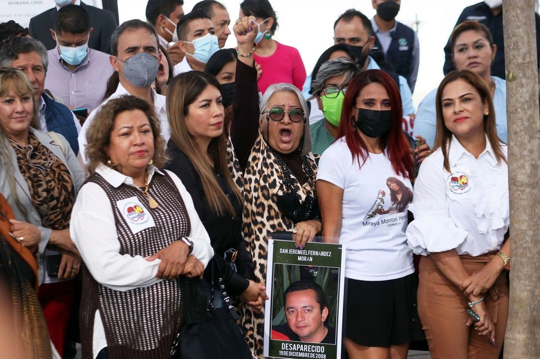 Yolanda Morán, con el puño en alto, busca a su hijo Dan Jeremeel, desaparecido el 19 de diciembre de 2008, en Coahuila 