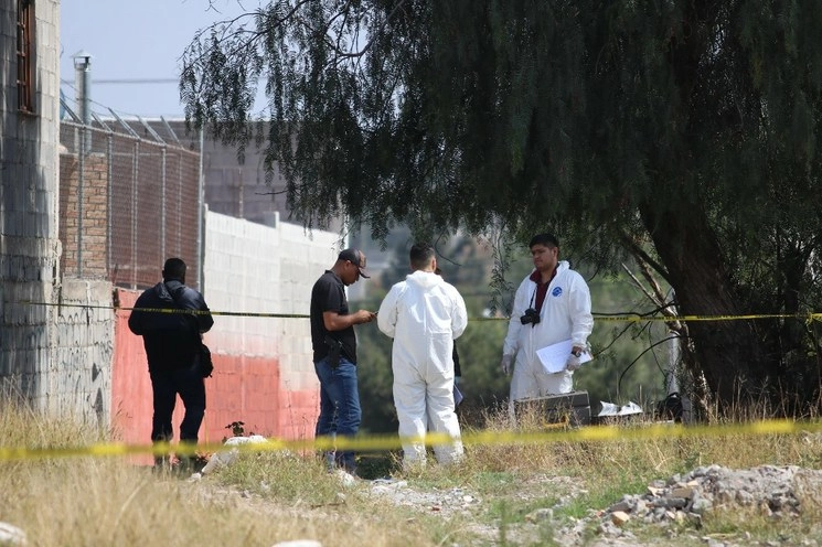 Peritos en el lugar donde fue hallado el cadáver de la bebé. Foto Cuartoscuro